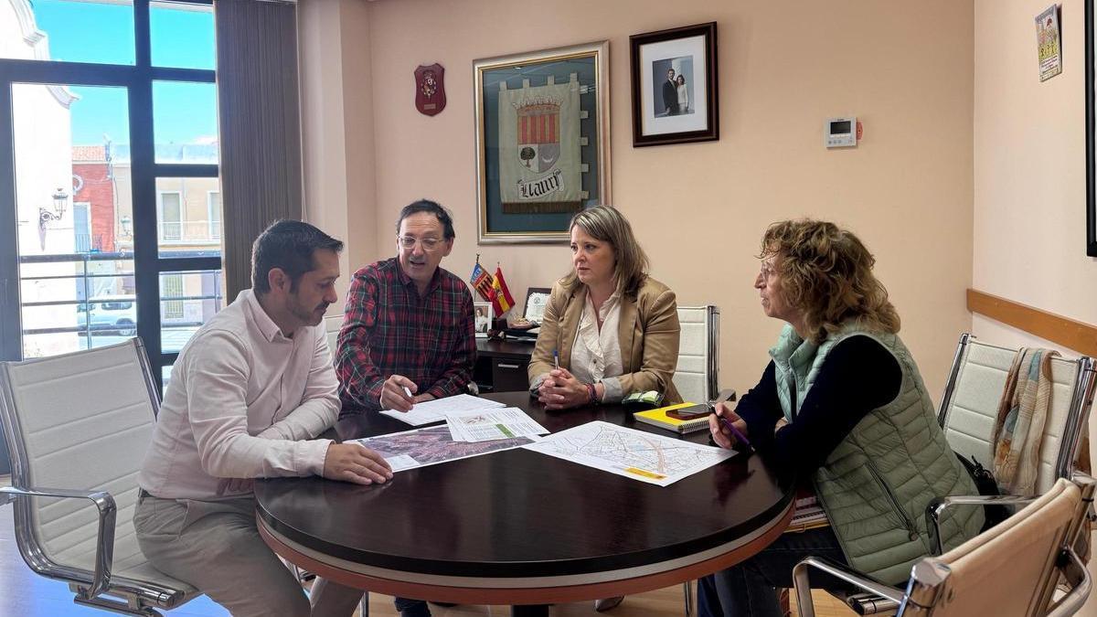 La alcaldesa y concejales de Llaurí, en la reunión con el presidente de la Mancomunitat de la Costera.