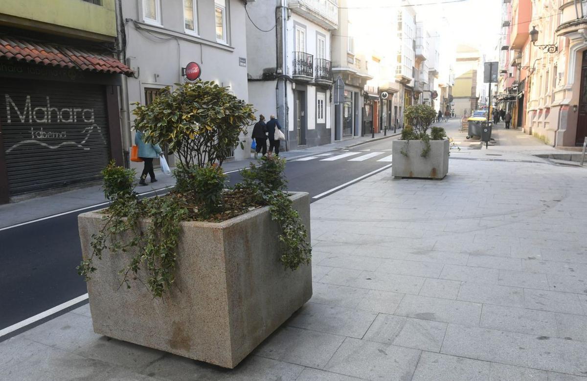 Ampliación de aceras en un tramo de la calle Orzán recientemente terminada. |   // CARLOS PARDELLAS