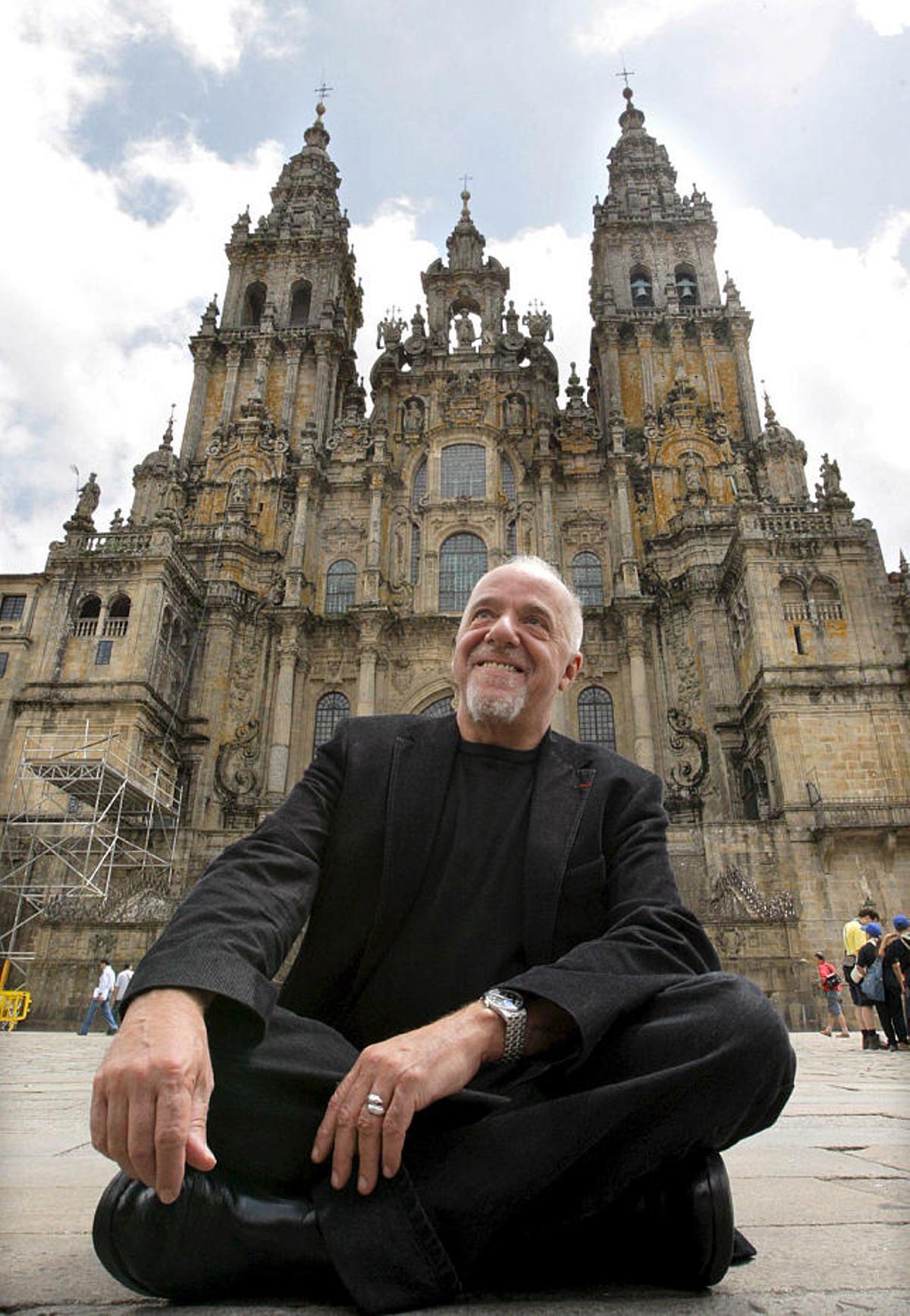 Paulo Coelho, ante la Catedral