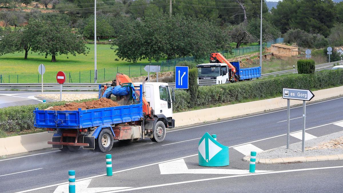Camiones de mercancías circulan por Ibiza.