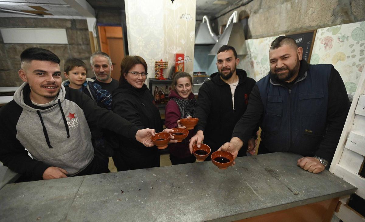 Membros da Comisión de Festas de San Xoán do Freixo no seu furancho.