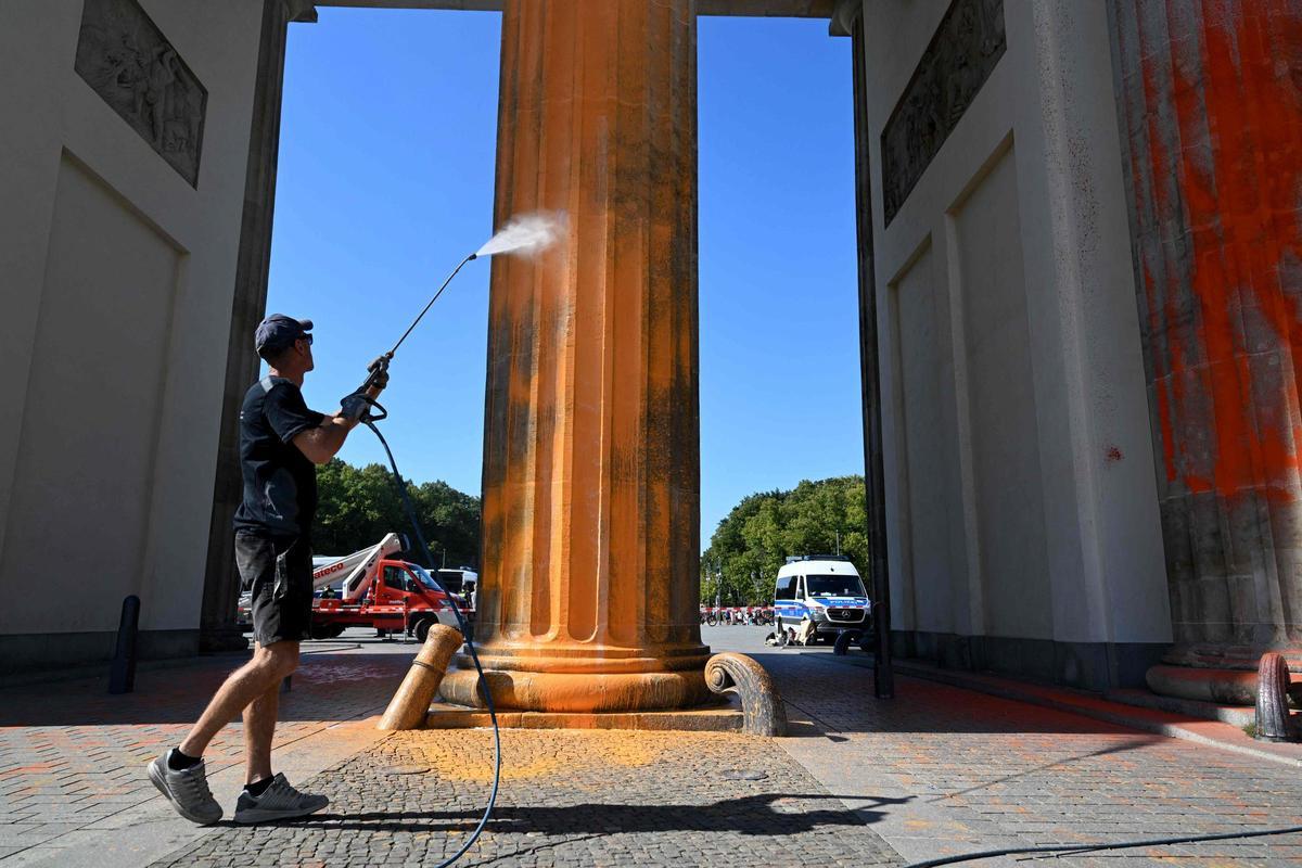 Berlín limpia la Puerta de Brandeburgo tras la protesta de activistas climáticos