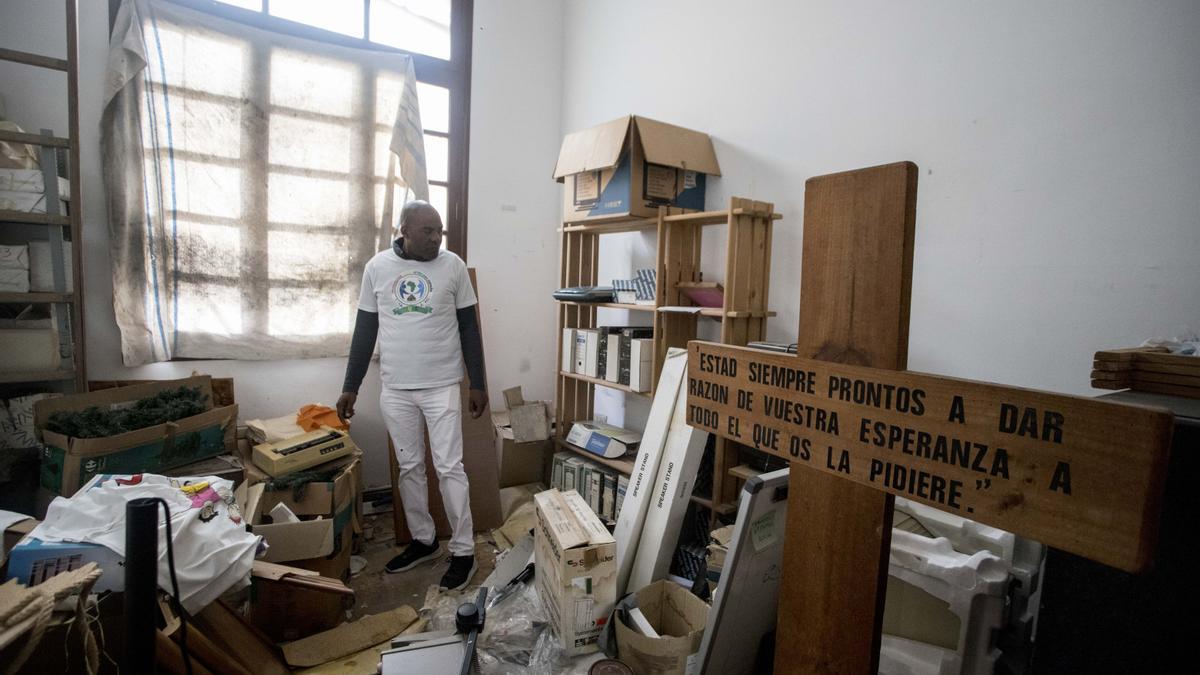 Valencia. Un antiguo colegio abandonado en la calle Pablo Melendez sirve de refugio para un grupo de migrantes africanos