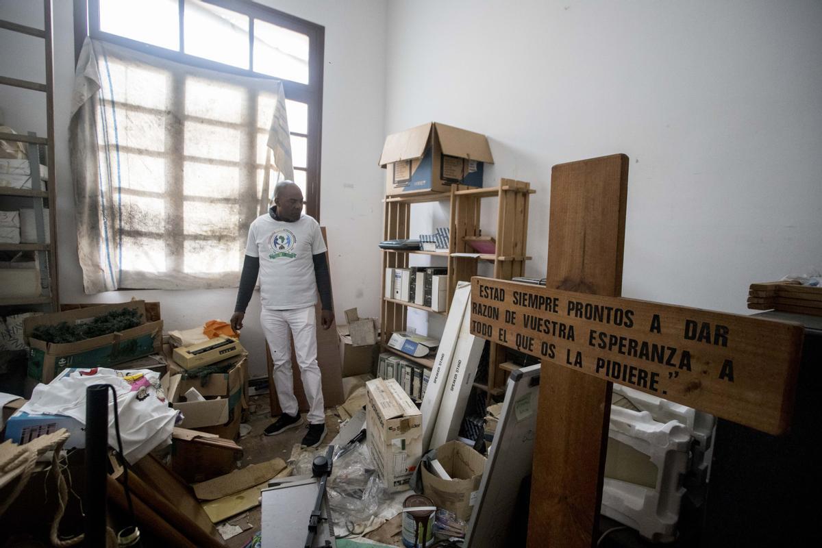 Valencia. Un antiguo colegio abandonado en la calle Pablo Melendez sirve de refugio para un grupo de migrantes africanos