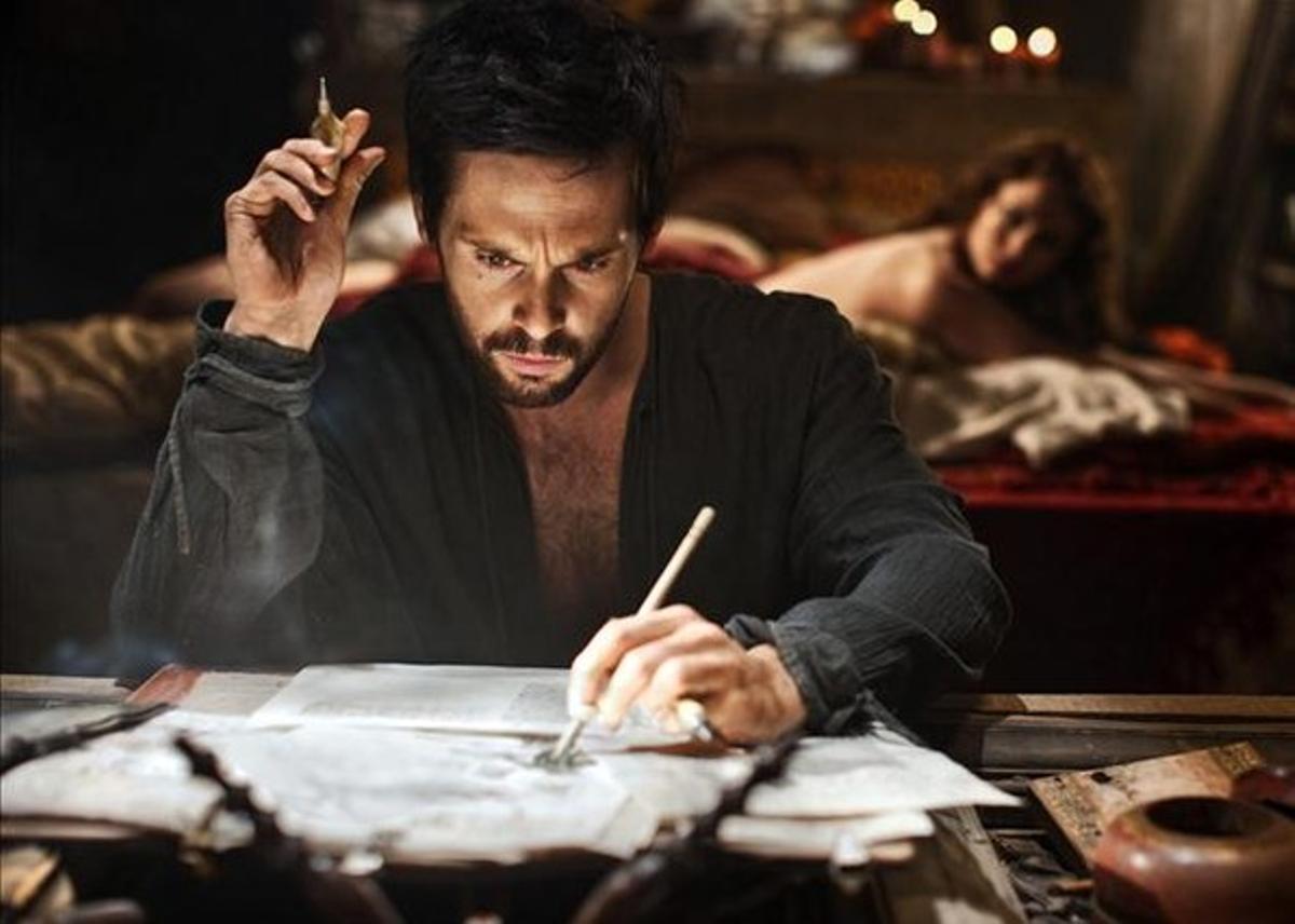 Tom Riley i, en segon pla, Laura Haddock, en una imatge de ’Da Vinci’s demons’. Tom Riley i, en segon pla, Laura Haddock, en una imatge de ’Da Vinci’s demons’.
