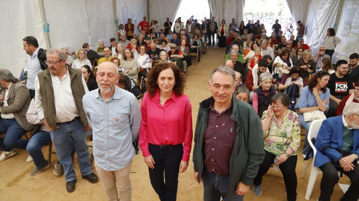 Ernesto Alba, Nuria López y Enrique Santiago, en las fiestas del PCA.