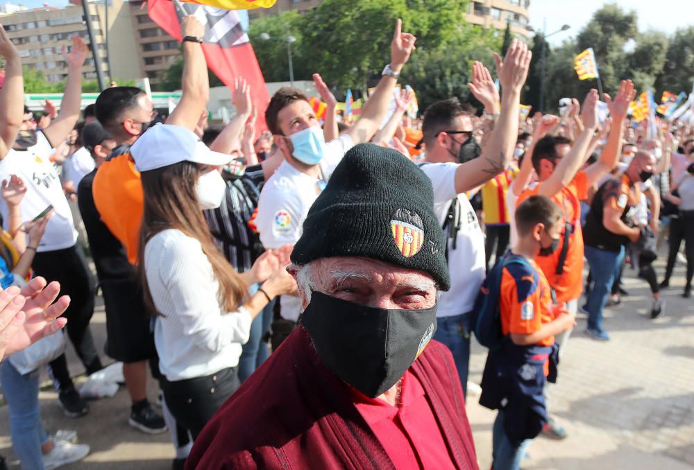 Manifestación de la Afición del Valencia contra Peter Lim