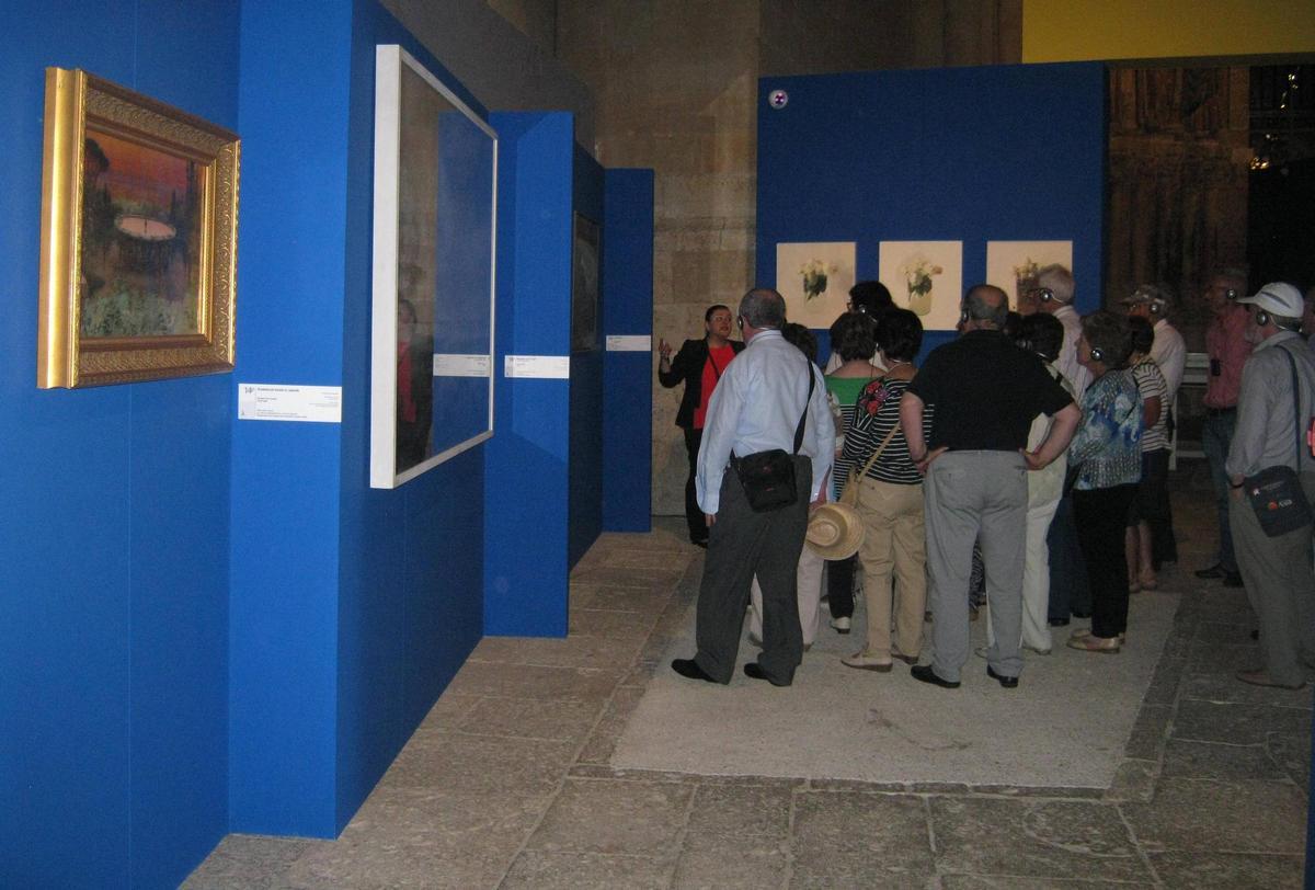 Un grupo de visitantes admira las obras expuestas en Aqva.