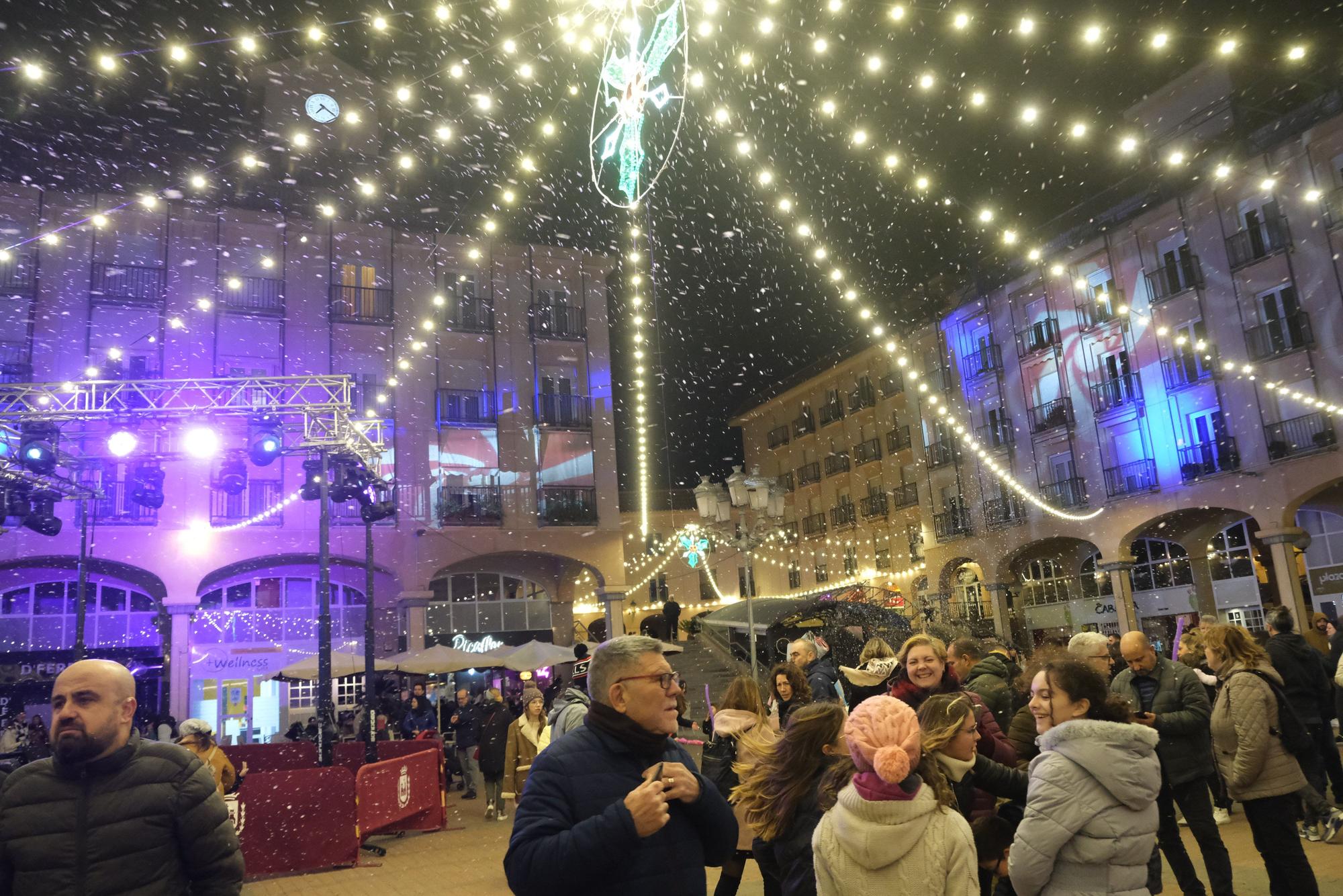 La Navidad llega a Elda con el encendido del alumbrado y la inaguración de su mercadillo navideño