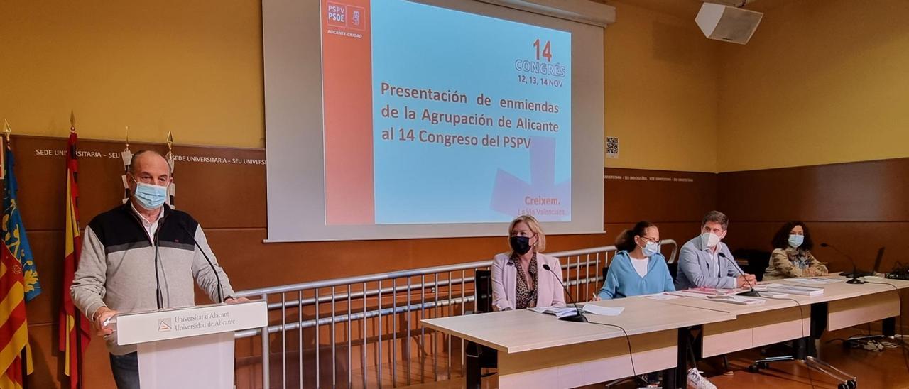 Los dirigentes socialistas alicantinos en la presentación de las enmiendas en la sede de la UA en Alicante.