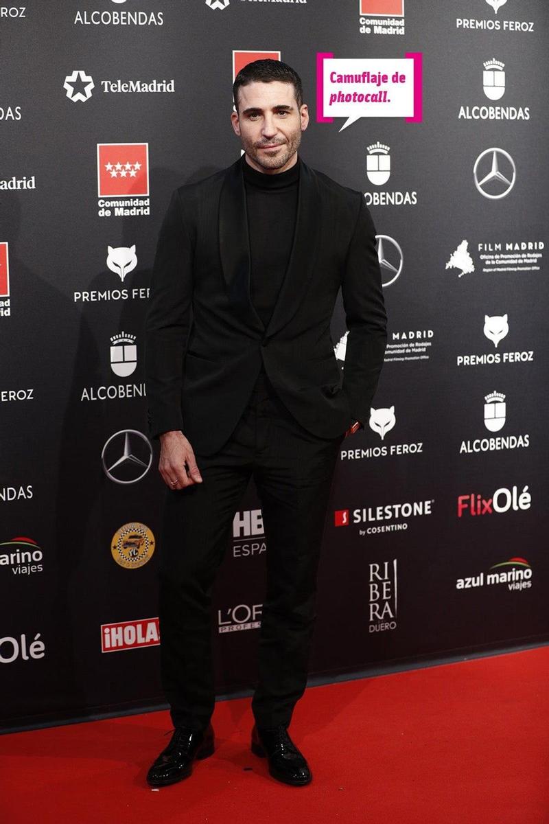 Miguel Ángel Silvestre, de luto, en la alfombra roja de los 'Premios Feroz 2020'