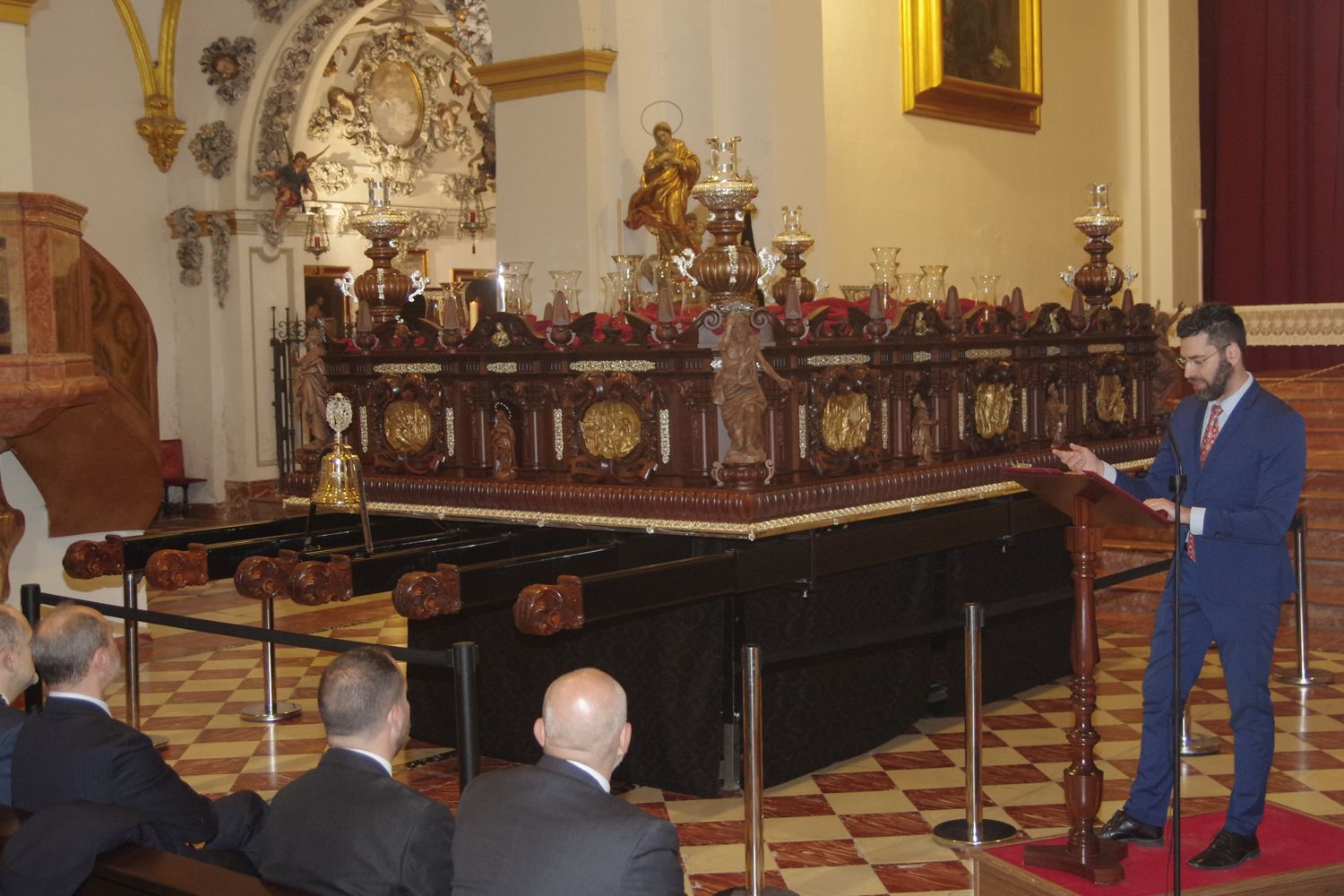 Dolores del Puente presenta el nuevo trono del Cristo del Perdón