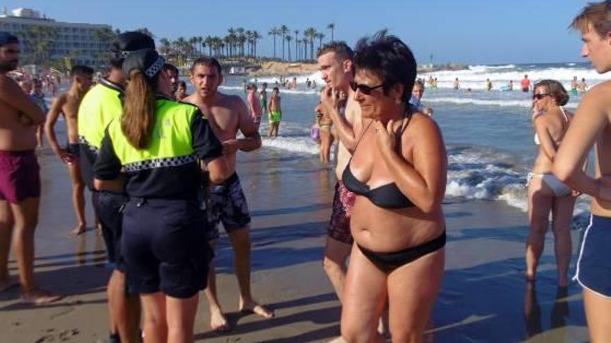 Xàbia evacua a los turistas de la playa del Arenal por el fuerte temporal