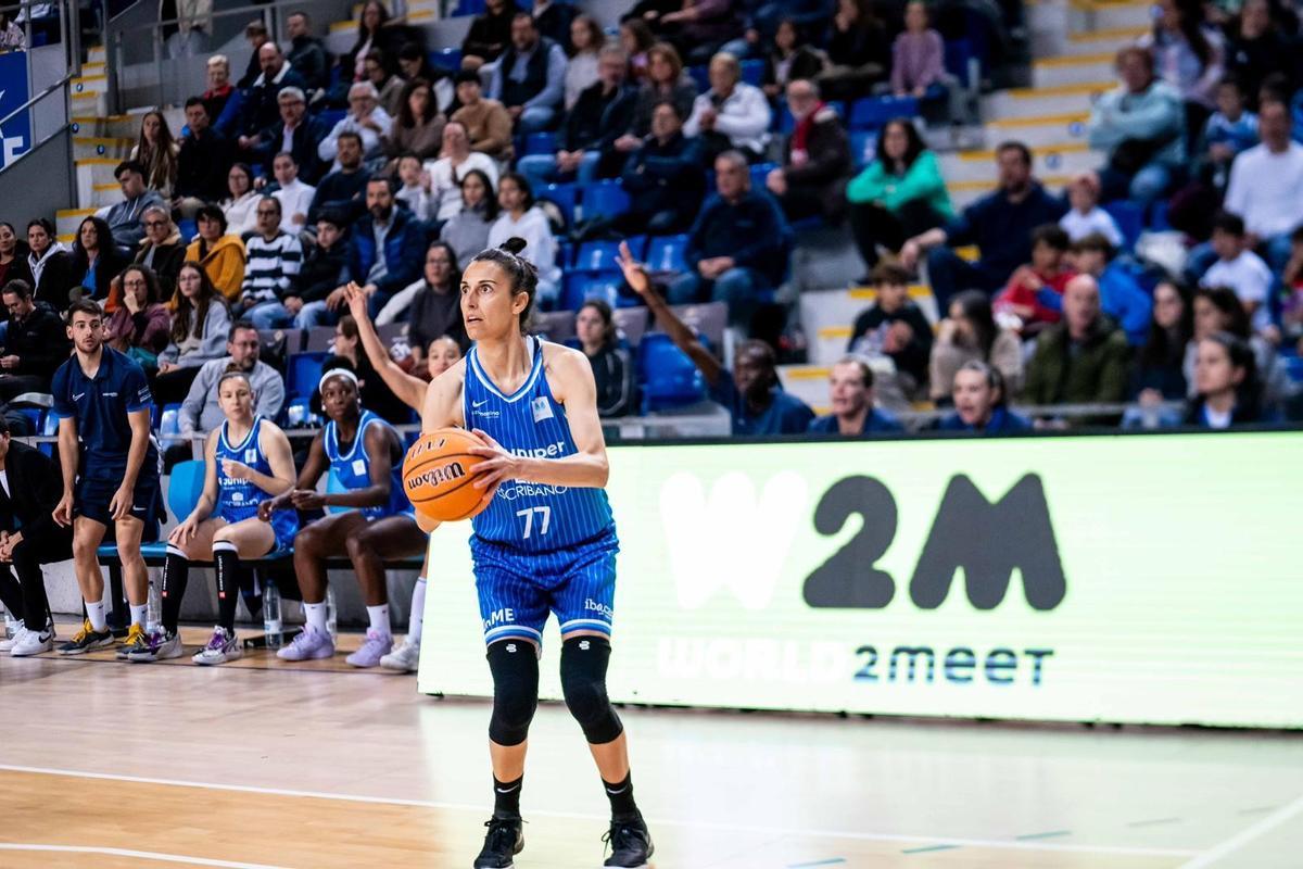 Alba Torrens, preparándose para lanzar un triple.