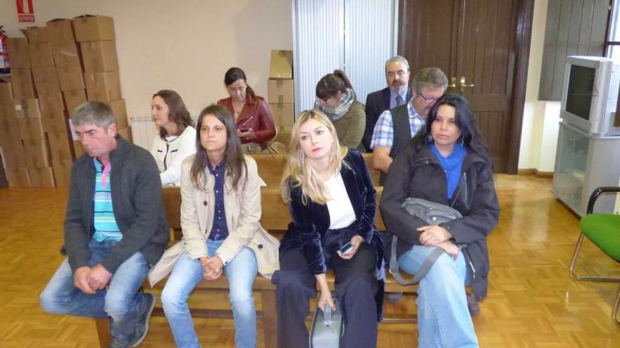 En primera fila, José García, junto a las representantes de asociaciones Eva Rodríguez, Adelaida Mañana y Eva López, en el juicio.