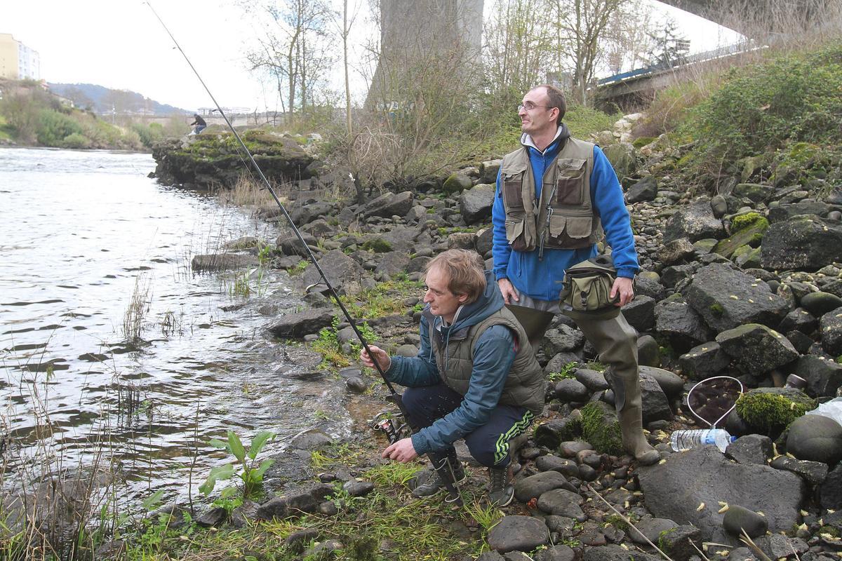 Pescadores en el río Miño, a su paso por Ourense.