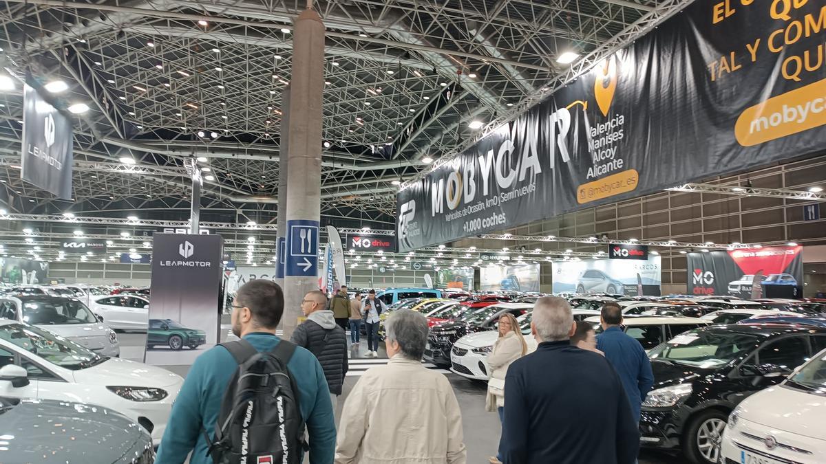 Visitantes en la Feria del Automóvil de Ocasión de València, en una imagen de esta mañana.