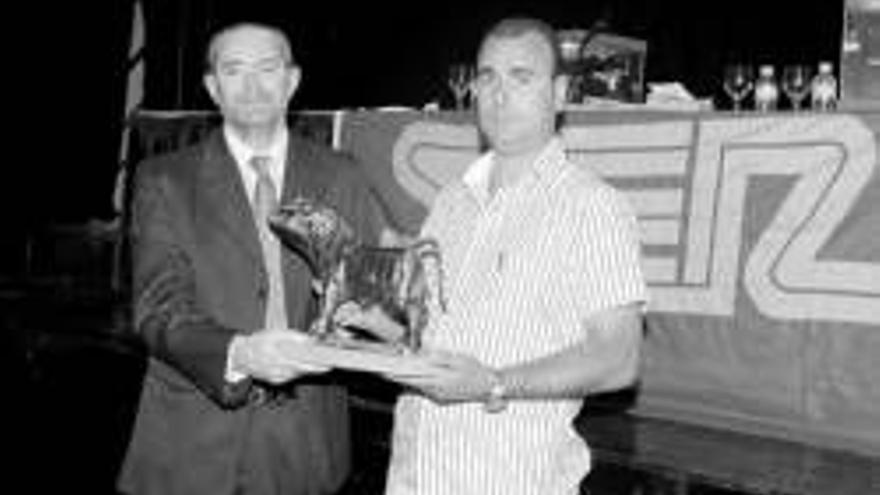 La Junta de Defensa recibe el trofeo ´Toro Popular´ en Coria