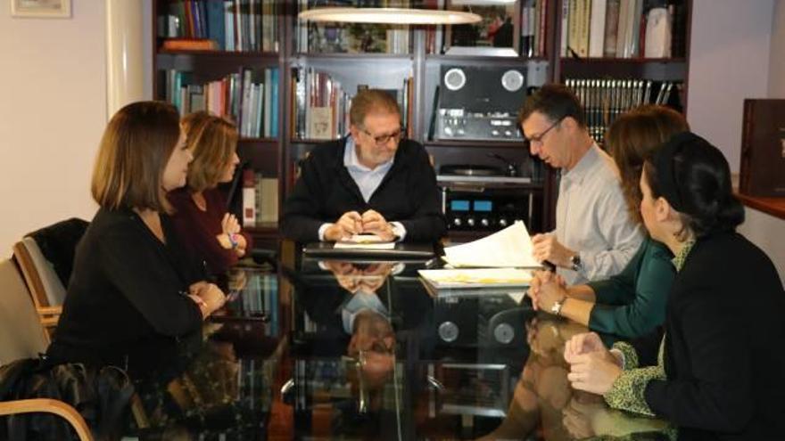 El alcalde Jesús Ros junto a miembros de Florida Universitària.