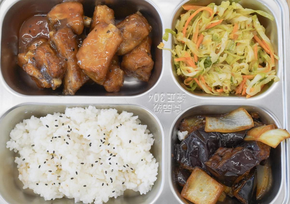 Una bandeja con algunos de los platos del Buffet by Fu