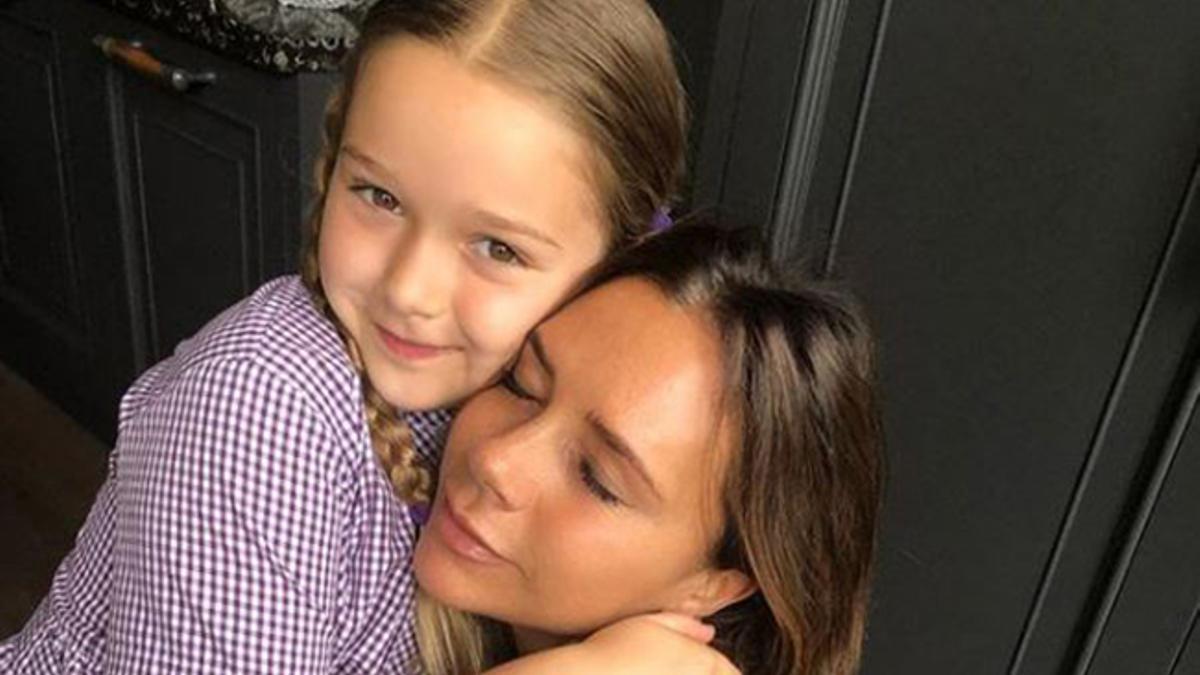 Harper Beckham junto a su madre Victoria Beckham