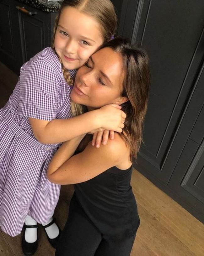 Harper Beckham junto a su madre Victoria Beckham