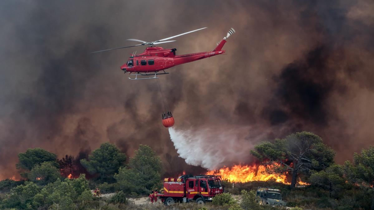 Medios de extinción sofocan un incendio forestal en la provincia en una imagen de archivo.