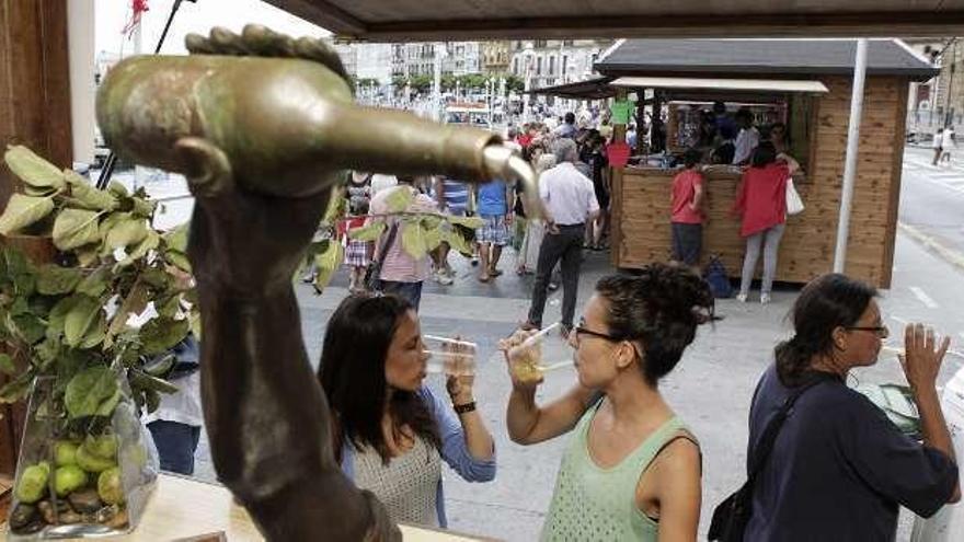 Público en el mercado de la sidra de Gijón.