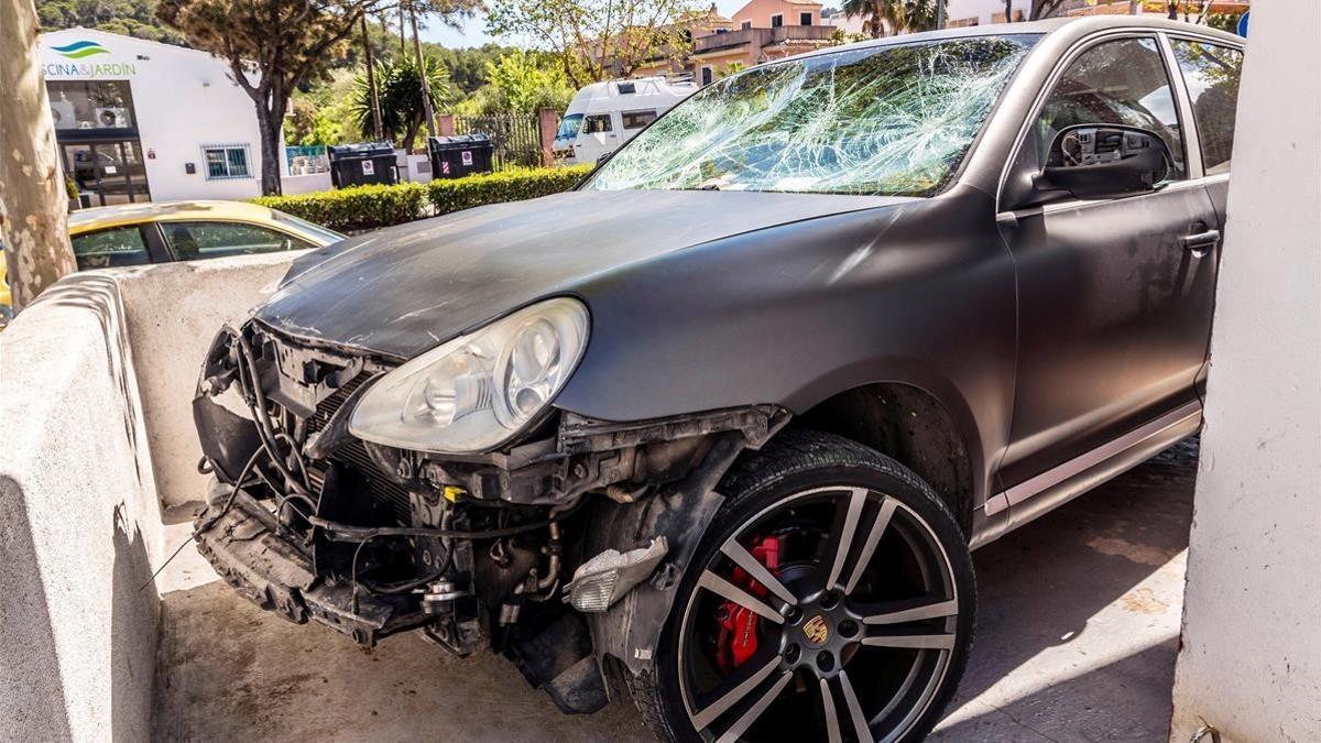 El vehiculo que ha causado el accidente depositado en un taller de Capdepera, Mallorca.