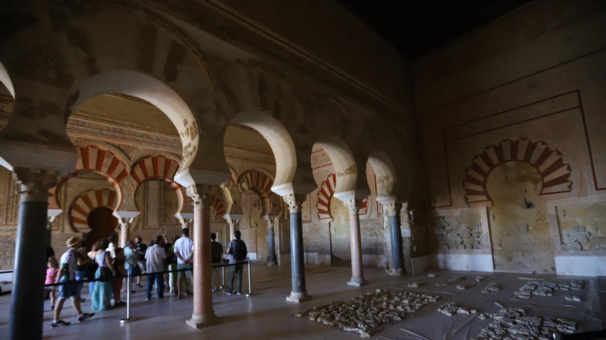 Imagen de archivo de una visita programada al Salón Rico de Medina Azahara.