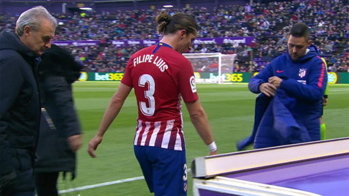 Filipe Luis se marchó lesionado ante el Valladolid