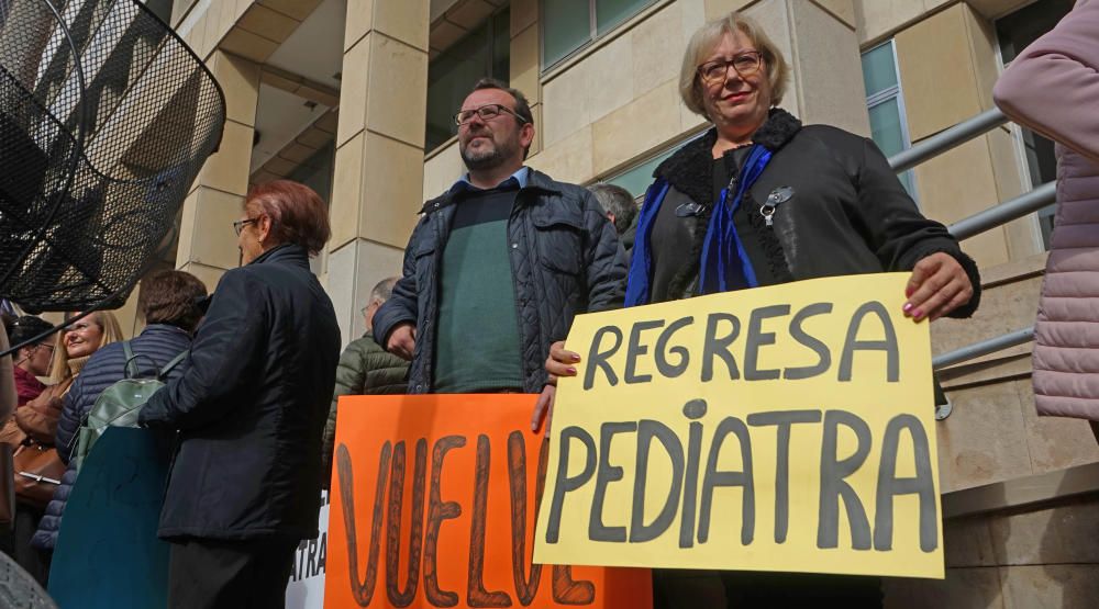 Vecinos de Patiño protestan en Salud contra la retirada de su pediatra