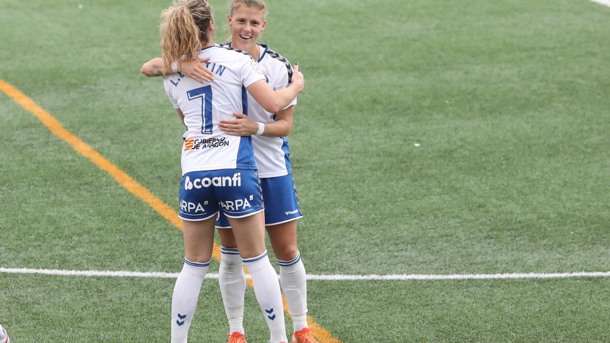 Lauren Curtin y Leitner se abrazan al acabar el partido con la victoria del Zaragoza CFF