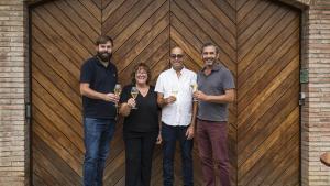 El presidente y el vicepresidente de Corpinnat, Pere Llopart y Roc Gramona, respectivamente, con los propietarios de la bodega Fèlix Massana Ràfols.
