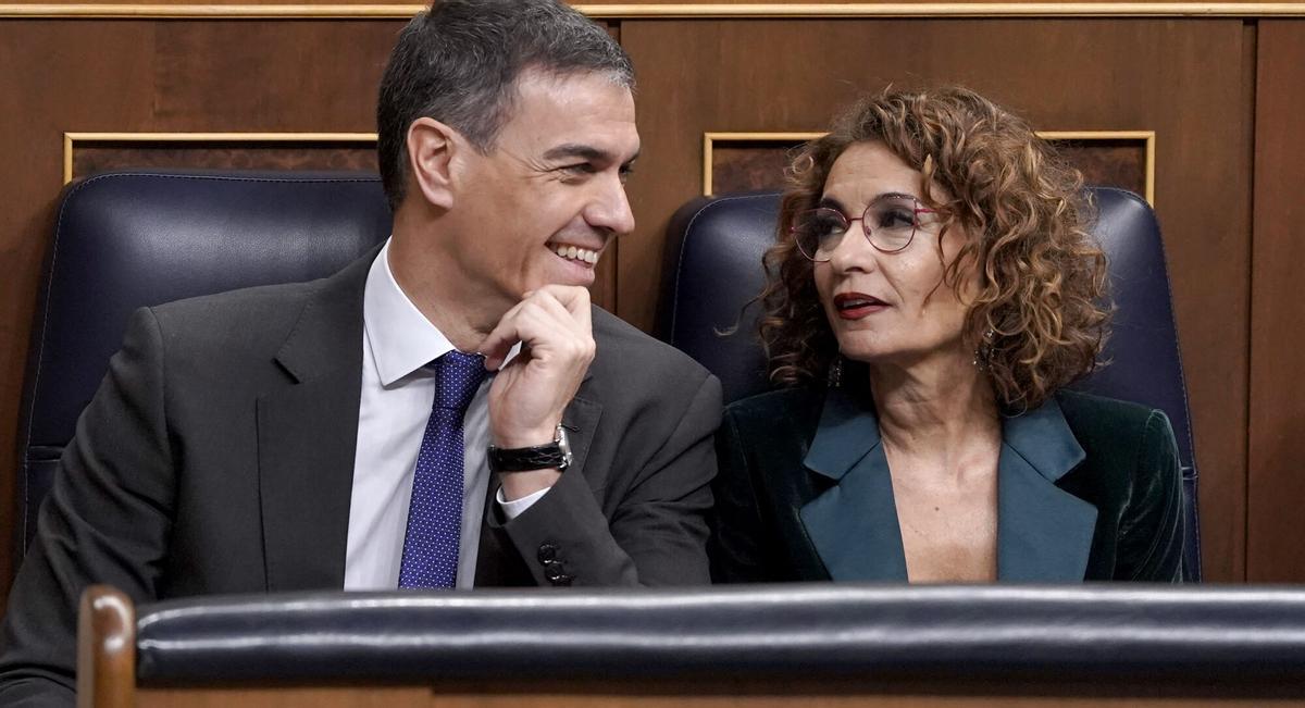 El presidente del Gobierno, Pedro Sánchez, y la vicepresidenta primera y ministra de Hacienda, María Jesús Montero, durante una sesión de control en el Congreso.