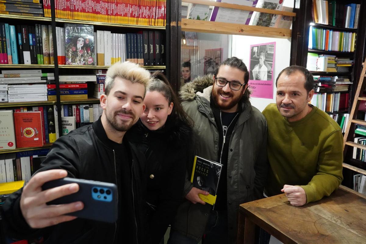 Firma de libros de Ángel Martín en la librería Semuret de Zamora.