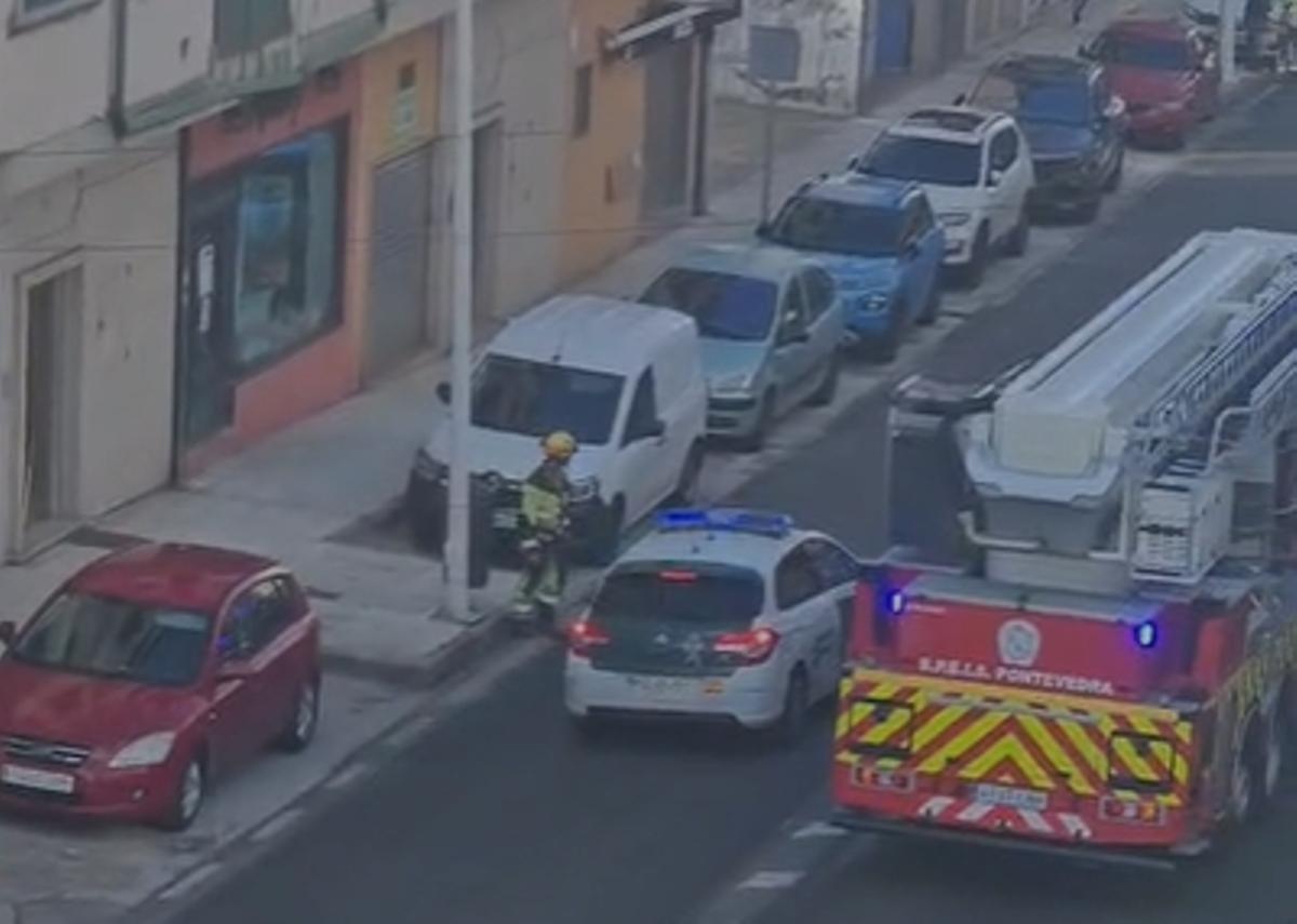 Un momento del operativo de rescate del lunes en Bueu, con los Bombeiros do Morrazo y Guardia Civil.