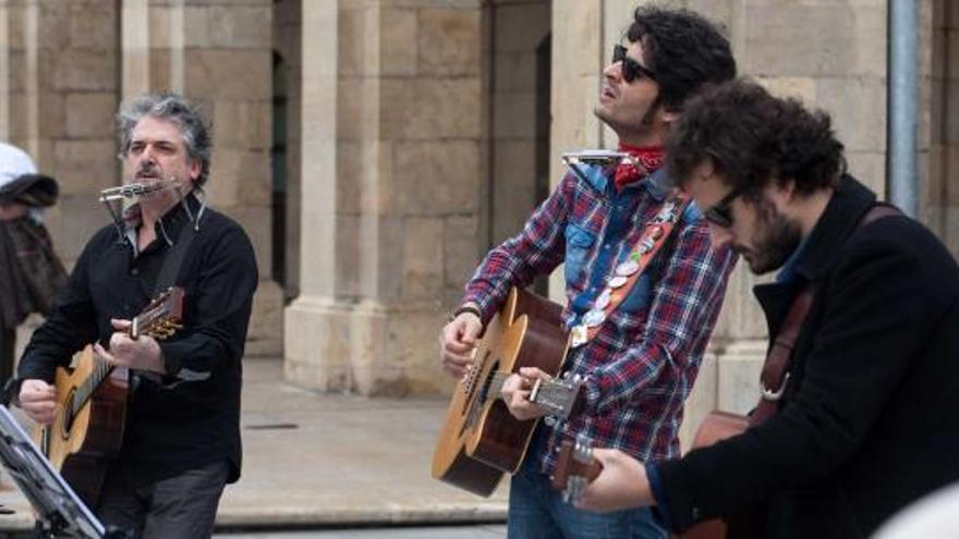 La música de Bob Dylan suena en la plaza de España y anima la semana de su cumpleaños