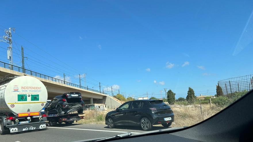 Colapso en la Autovía de Torrent por un accidente con tres vehículos