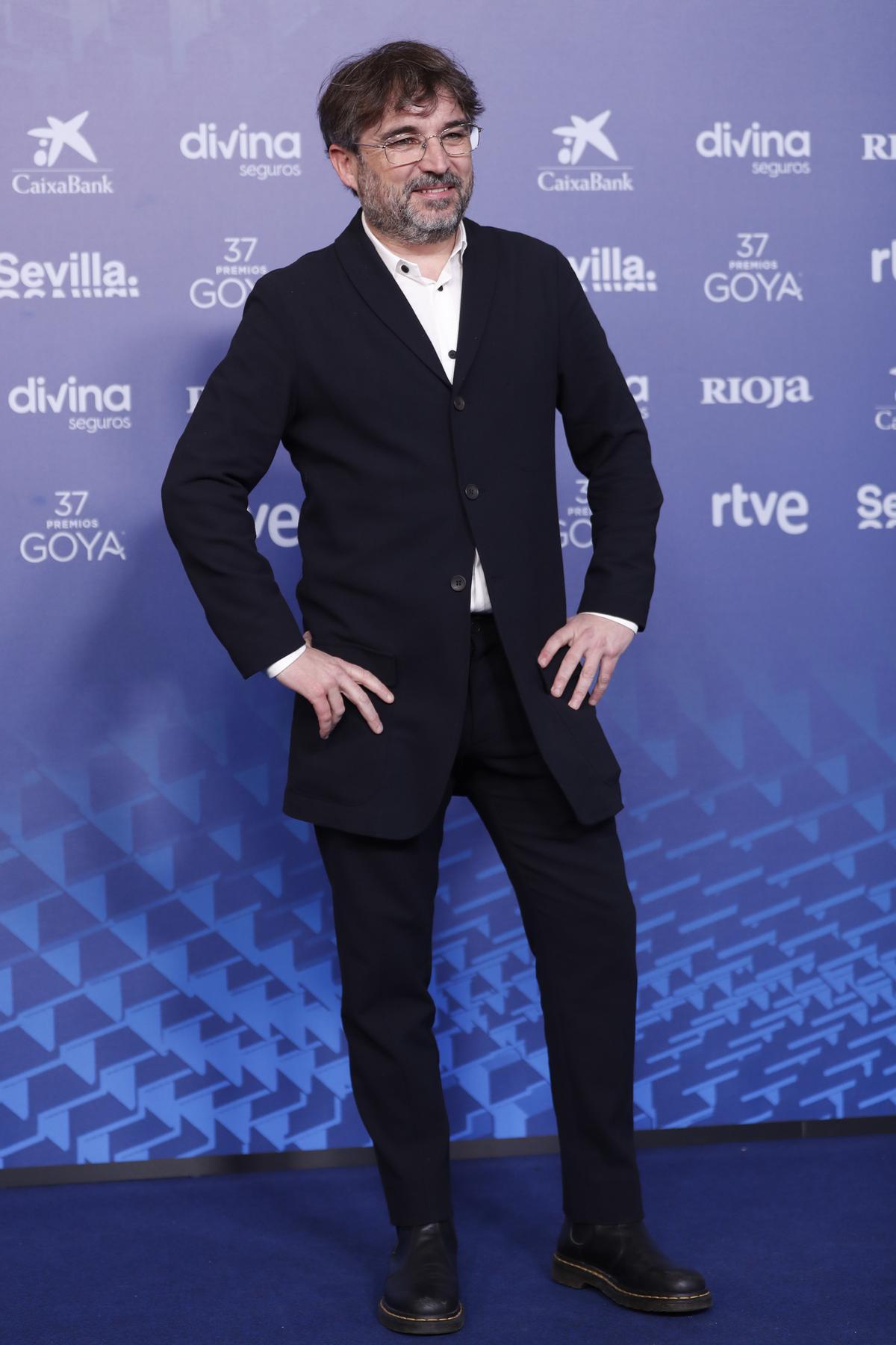 SEVILLA 11/02/2023.- El presentador Jordi Évole a su llegada a la XXXVII edición de los Premios Goya que se celebra este sábado en el Palacio de Congresos y Exposiciones FIBES de Sevilla. EFE/Jorge Zapata