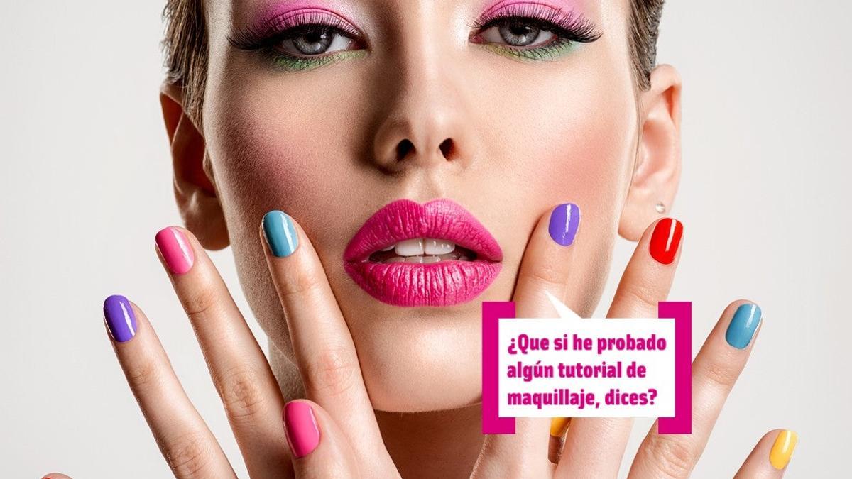 Mujer con maquillaje y uñas de colores