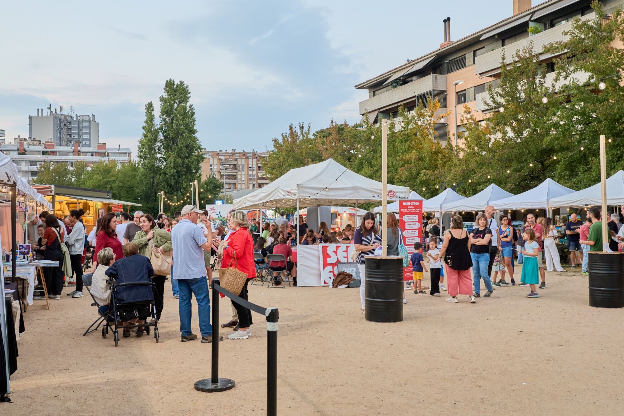 Fira La Mosquitera amb mostres d'artistes emergents, actuacions musicals i espectacles de màgia i foc.