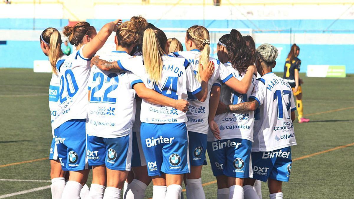 Las jugadoras de la UD Granadilla Tenerife celebran uno de los goles logrados este pasado martes.