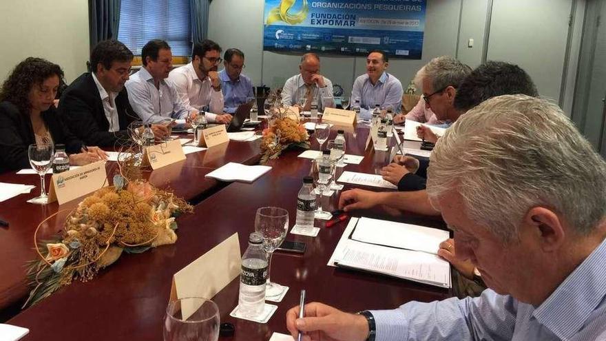 Los representantes de las entidades pesqueras en un momento de la reunión de ayer en Burela.