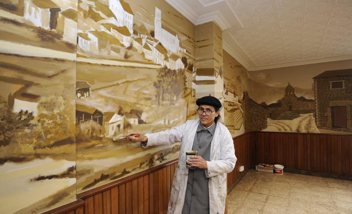 Carlos Santos, ayer, delante del mural sobre el Lalín de los años 20, en Donramiro. |  Bernabé/Javier Lalín