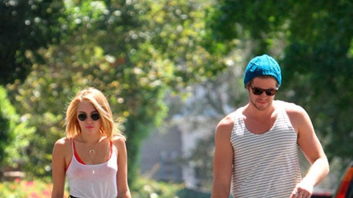 Miley Cyrus y Liam Hemsworth pasan el día haciendo skate