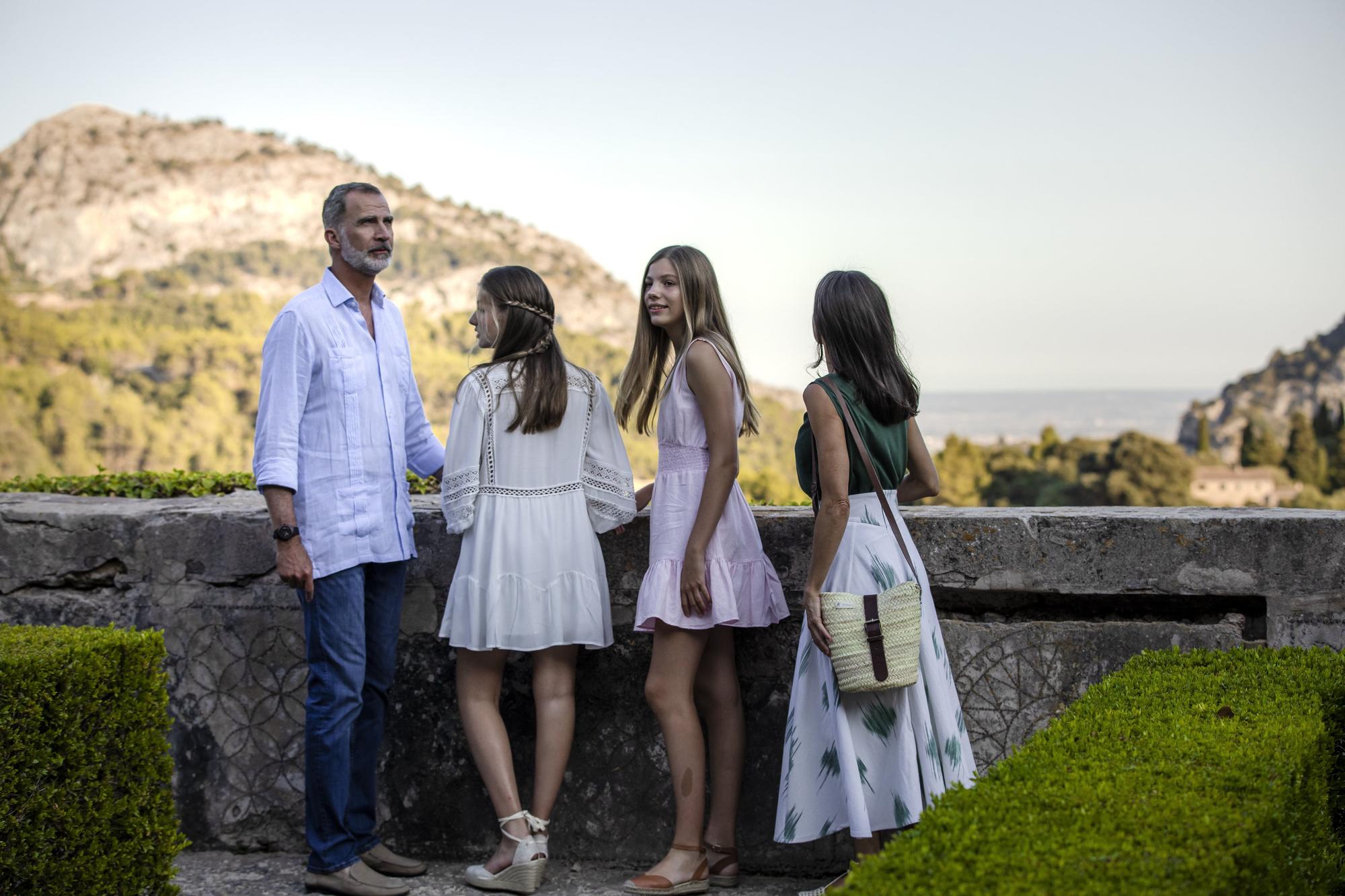 Valldemossa conquista a los reyes y sus hijas en un paseo idílico