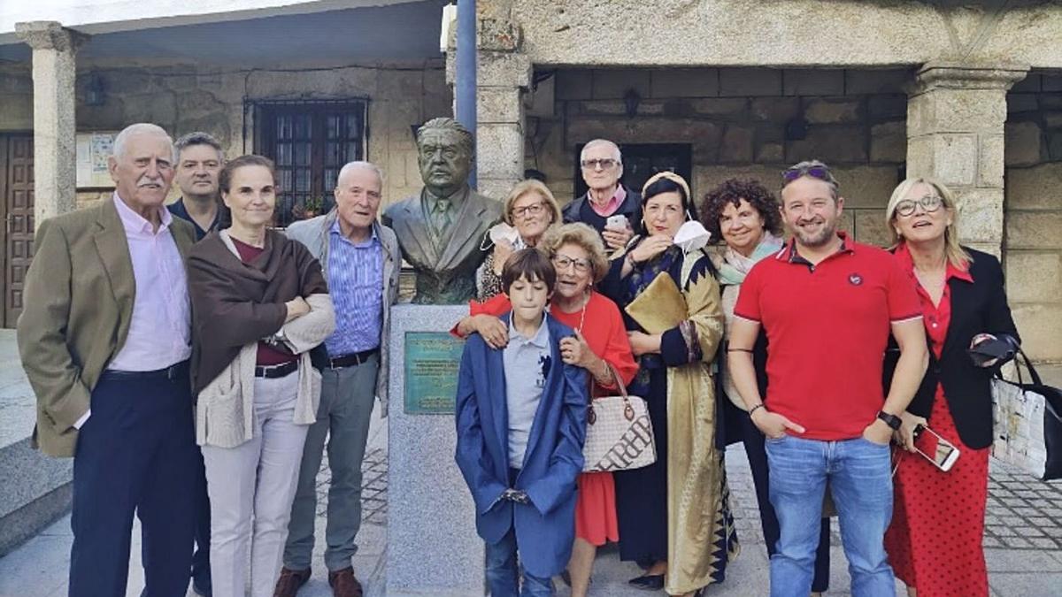 Participantes en el homenaje a Luis Soto, junto al busto de bronce en la Praza Maior de Vilanova. |   // FDV