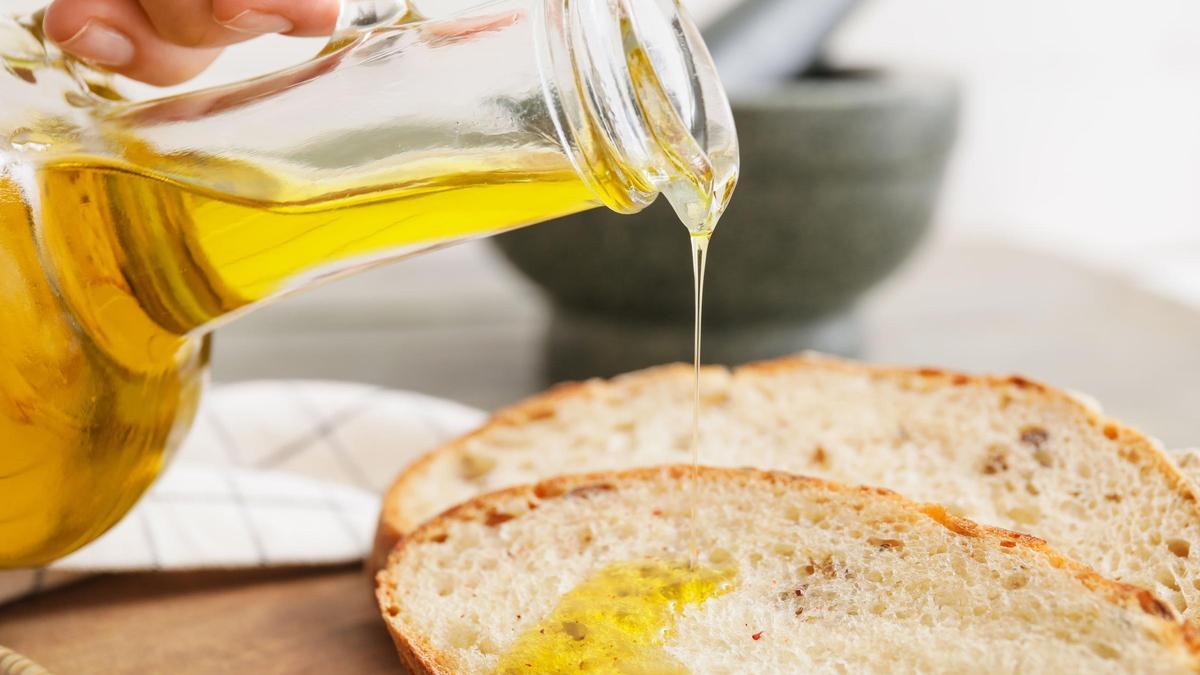 Lecker und gesund: Olivenöl auf Brot