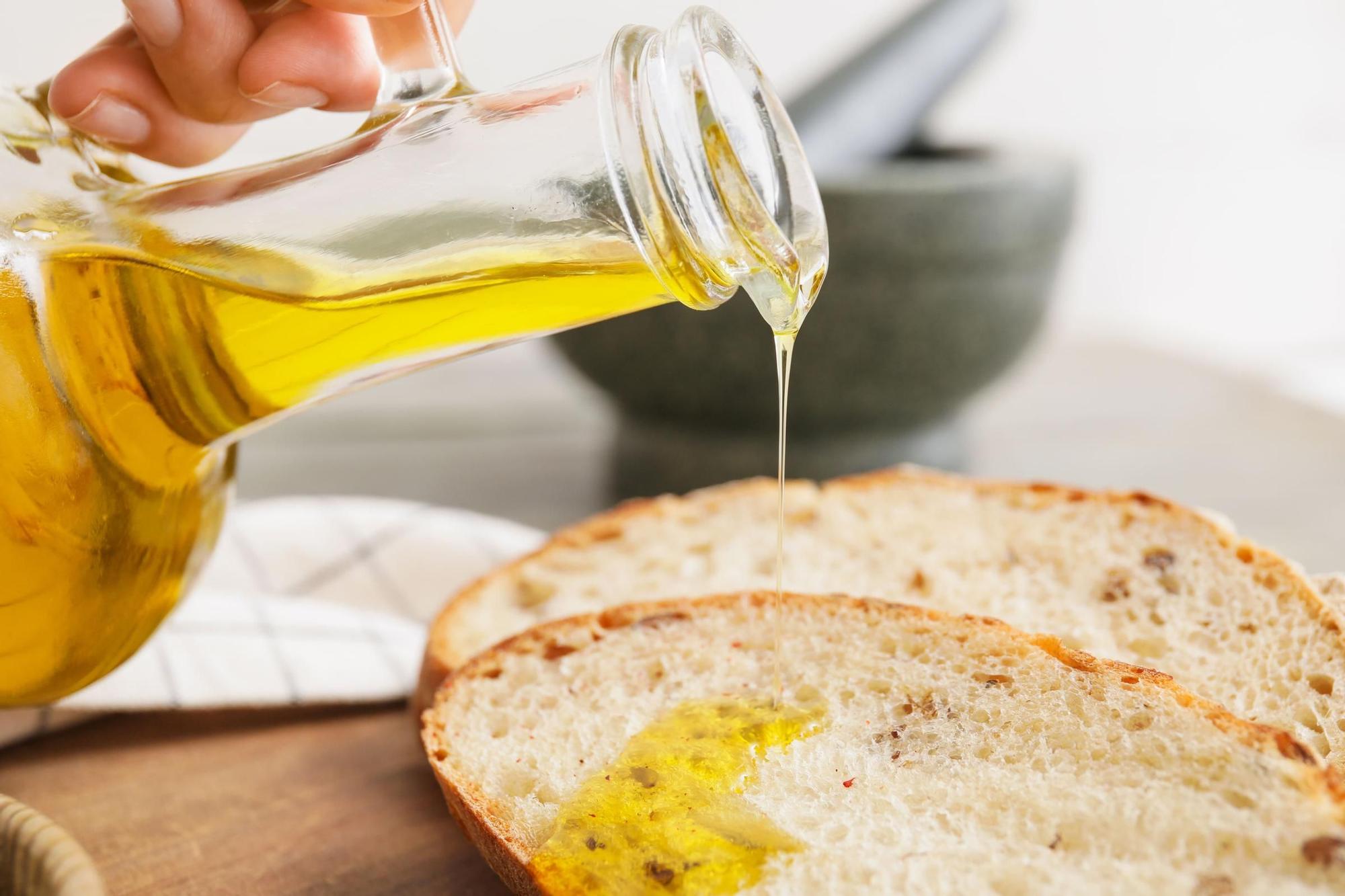 Lecker und gesund: Olivenöl auf Brot